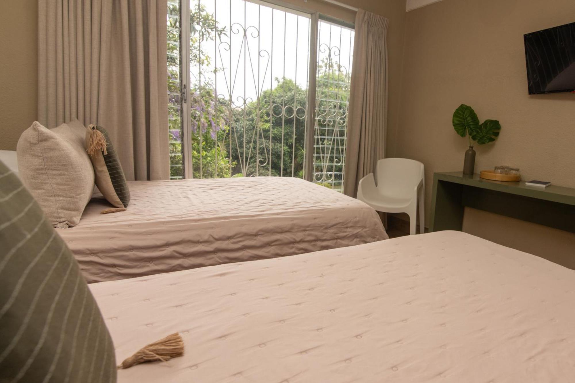 อิน แอนด์ เอาต์ โฮเต็ล Bed & Breakfast Guatemala City ภายนอก รูปภาพ