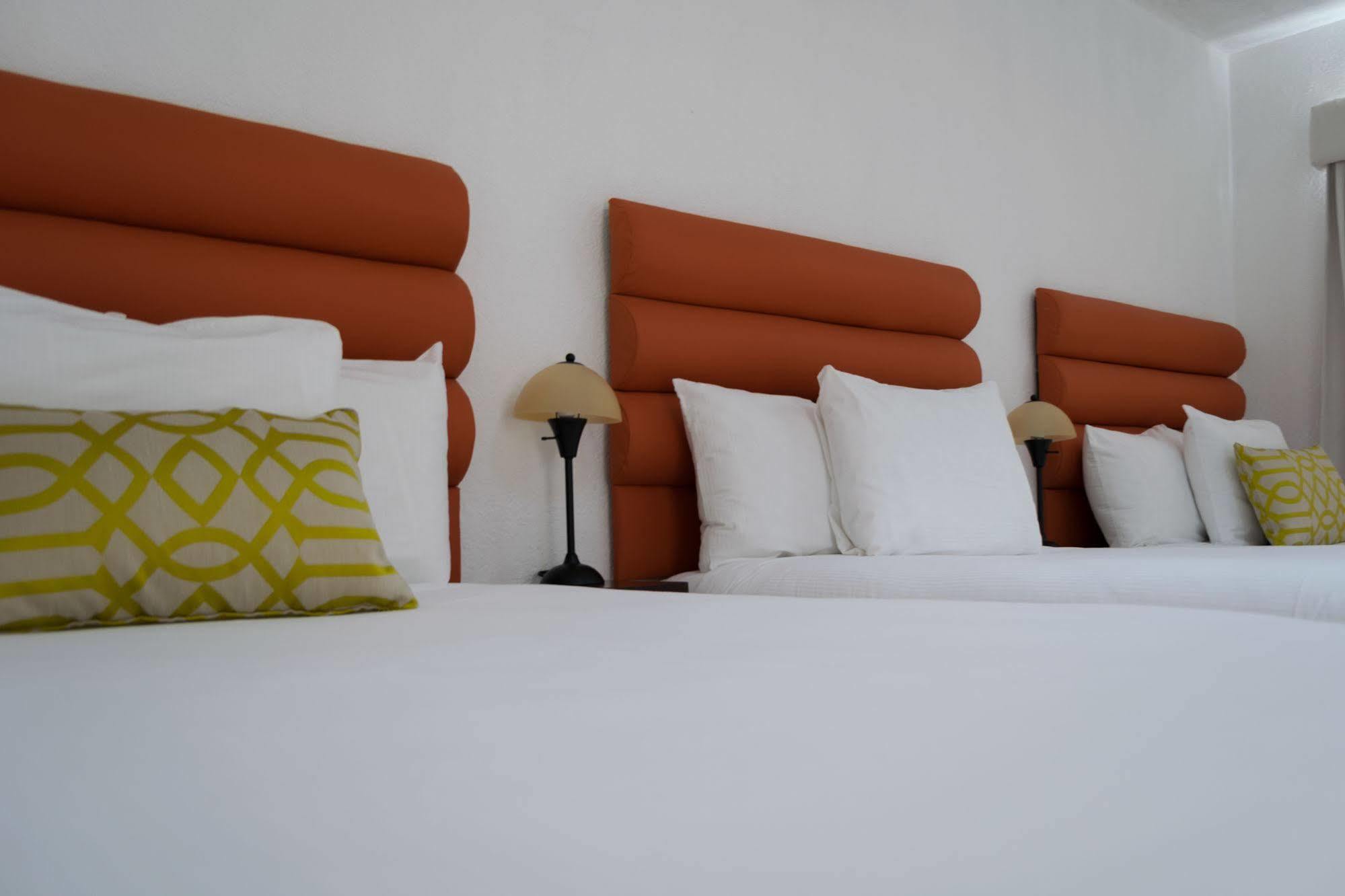 อิน แอนด์ เอาต์ โฮเต็ล Bed & Breakfast Guatemala City ภายนอก รูปภาพ